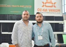 Selim en Muhammed Ozmen van Oz-Ka Vakum, actief in productie van plastic potten en zaailingentrays